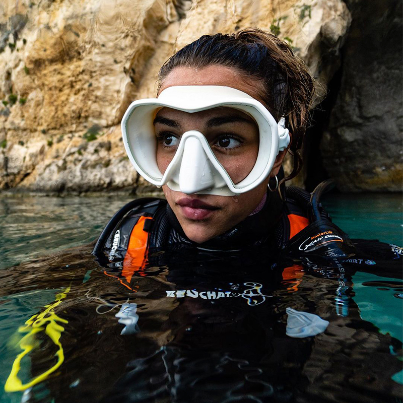 Le masque Maxlux S Blanc, porté par la plongeuse Amanda Akesson
